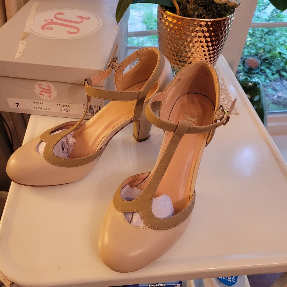 Nude Pumps with Character